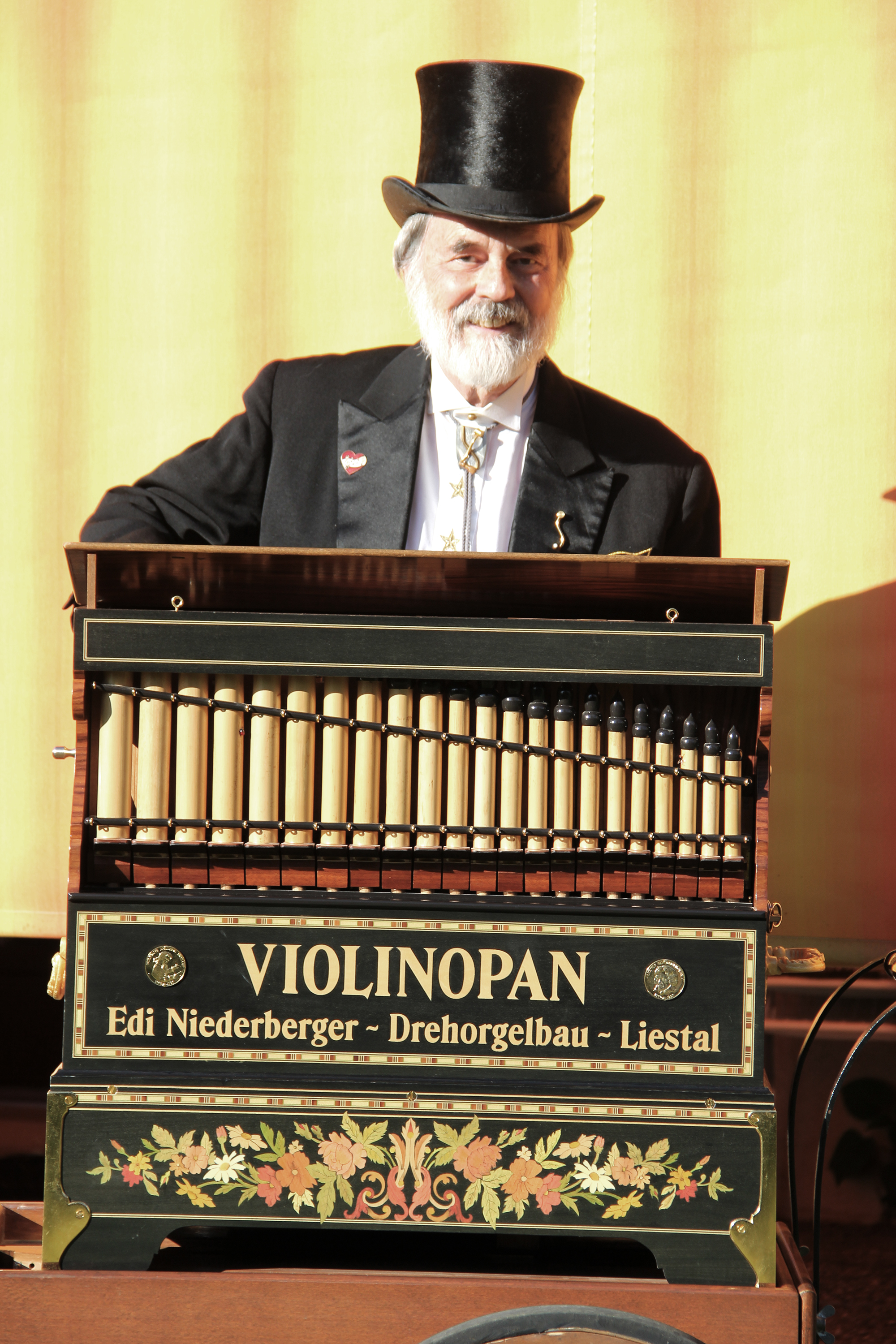 Ein Mitglied spielt eine 39er Violinopan Walzenorgel, Eigenbau
