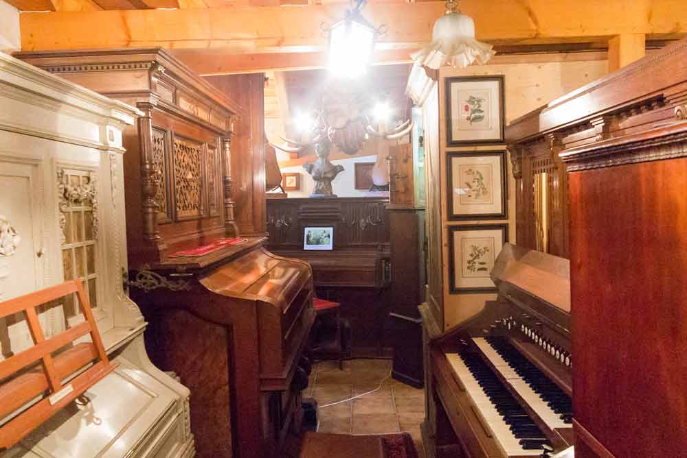 Blick auf selbsspielende Klaviere in einem Ausstellungsraum des Harmonium - und Orgelmuseum in Liestal